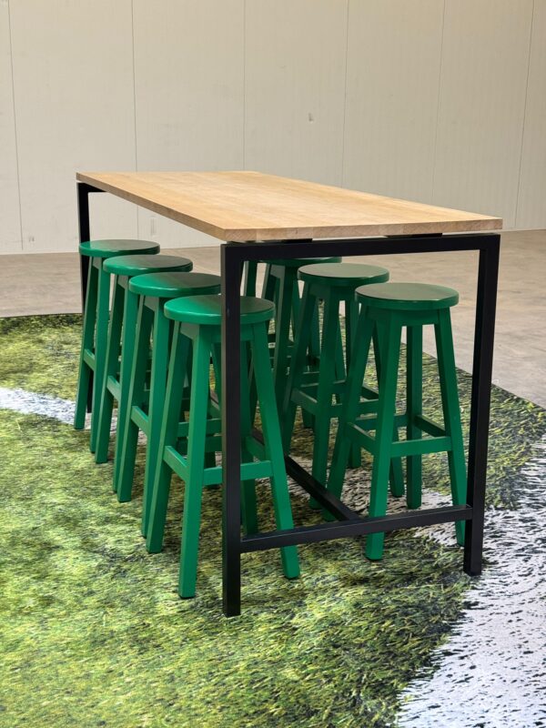 Gebruikte bartafel met 6 barkrukken