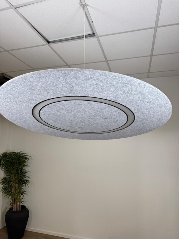 Lichtgrijze akoestische verlichting Flat Cloud Lighting Ø120 cm.