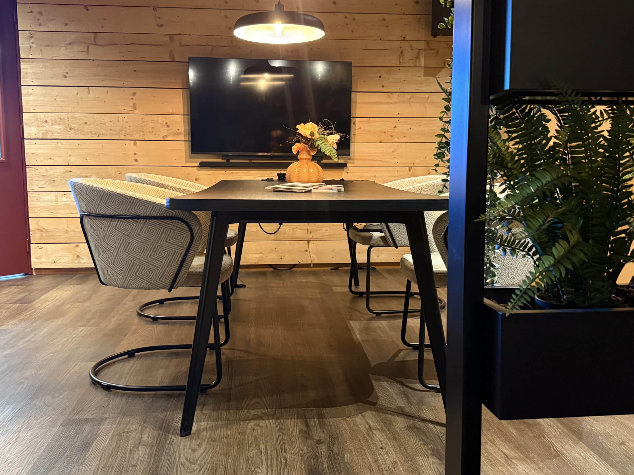 Zwarte vergadertafel met zandkleurige vergaderstoelen