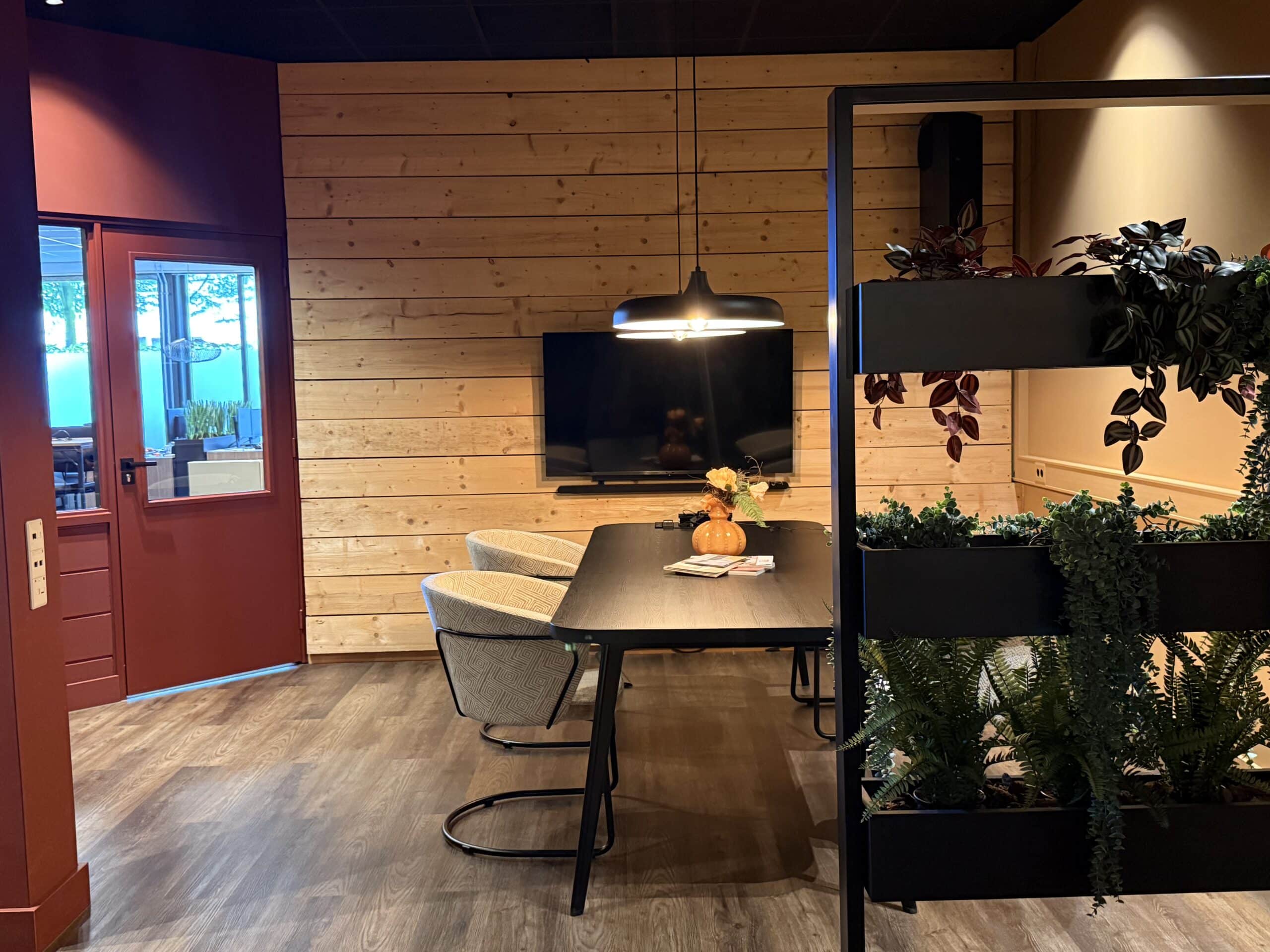 Vergaderruimte met plantenbak roomdivider ervoor