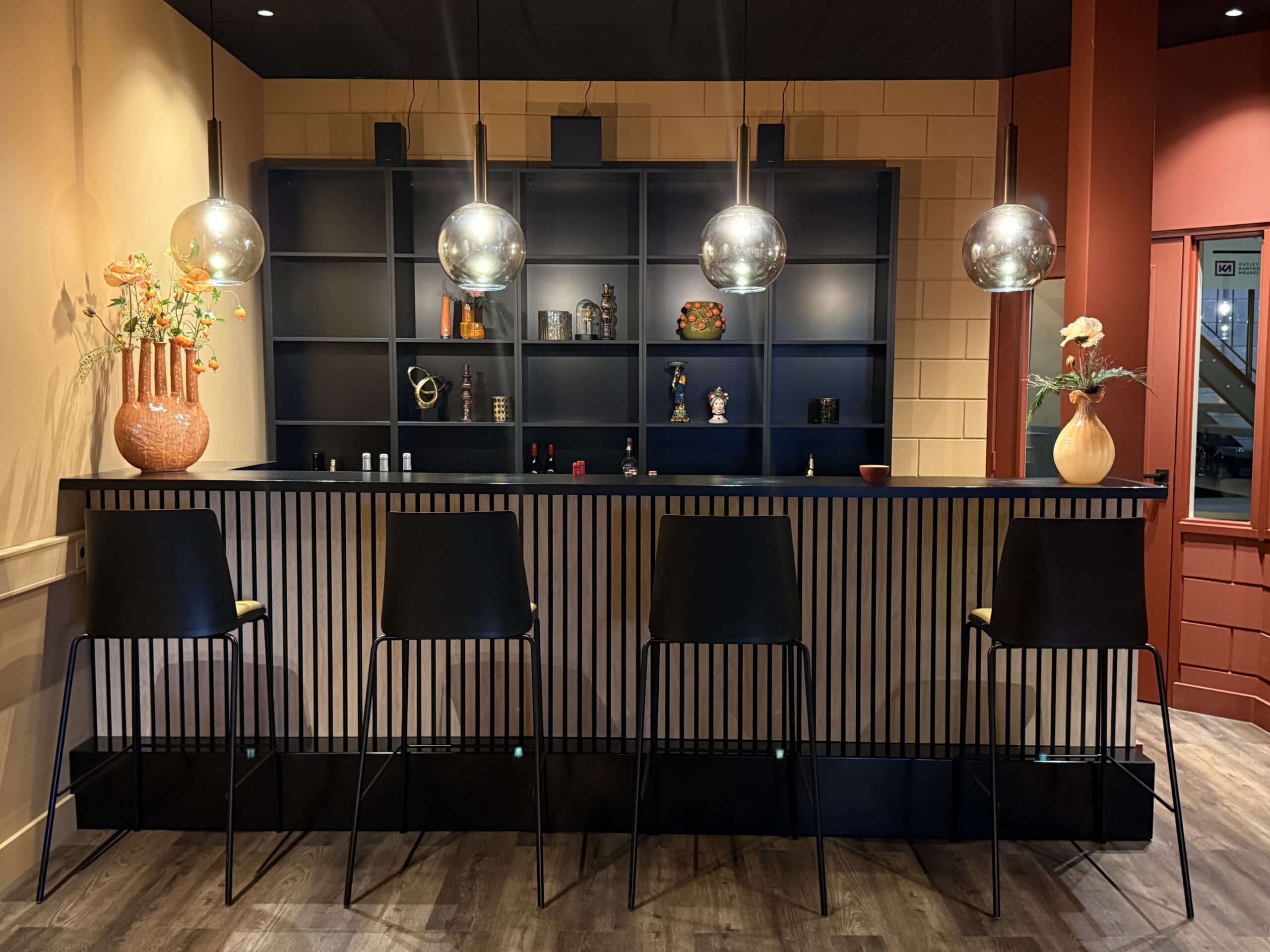 Bar met barstoelen en maatwerk kast.