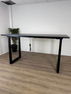 De zit sta vergadertafel 240x120cm Sturdy met zwarte poot en zwart blad.