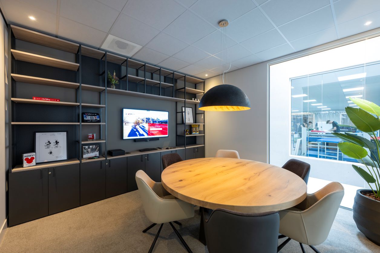 Vergaderruimte met op maat gemaakte wandkast.