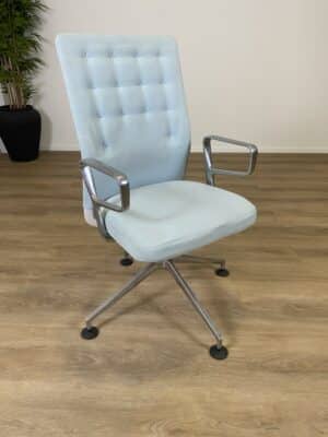 Lichtblauwe tweedehands vergaderstoel Vitra ID trim