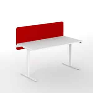 Rode scheidingswand bureau TOP530 in lengte langs bureau.