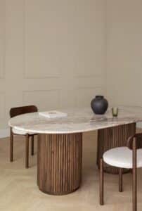 Bureau met natuurstenen blad.
