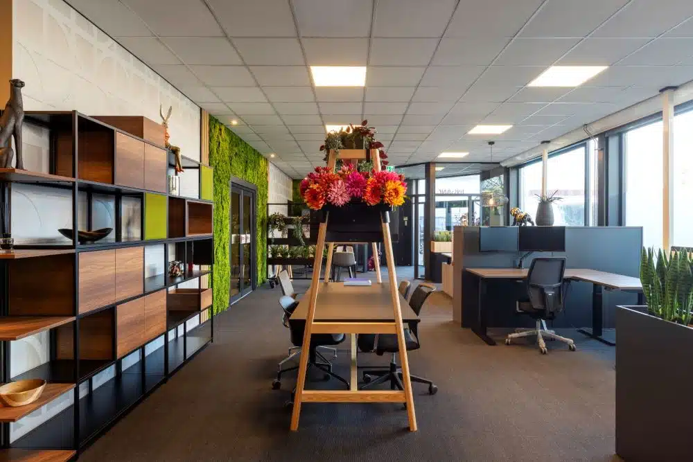 Kantoor van Outlet Kantoormeubels met planten-vergadertafel.