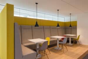 Grijze wandbanken met hoge rugleuning em hoek. 