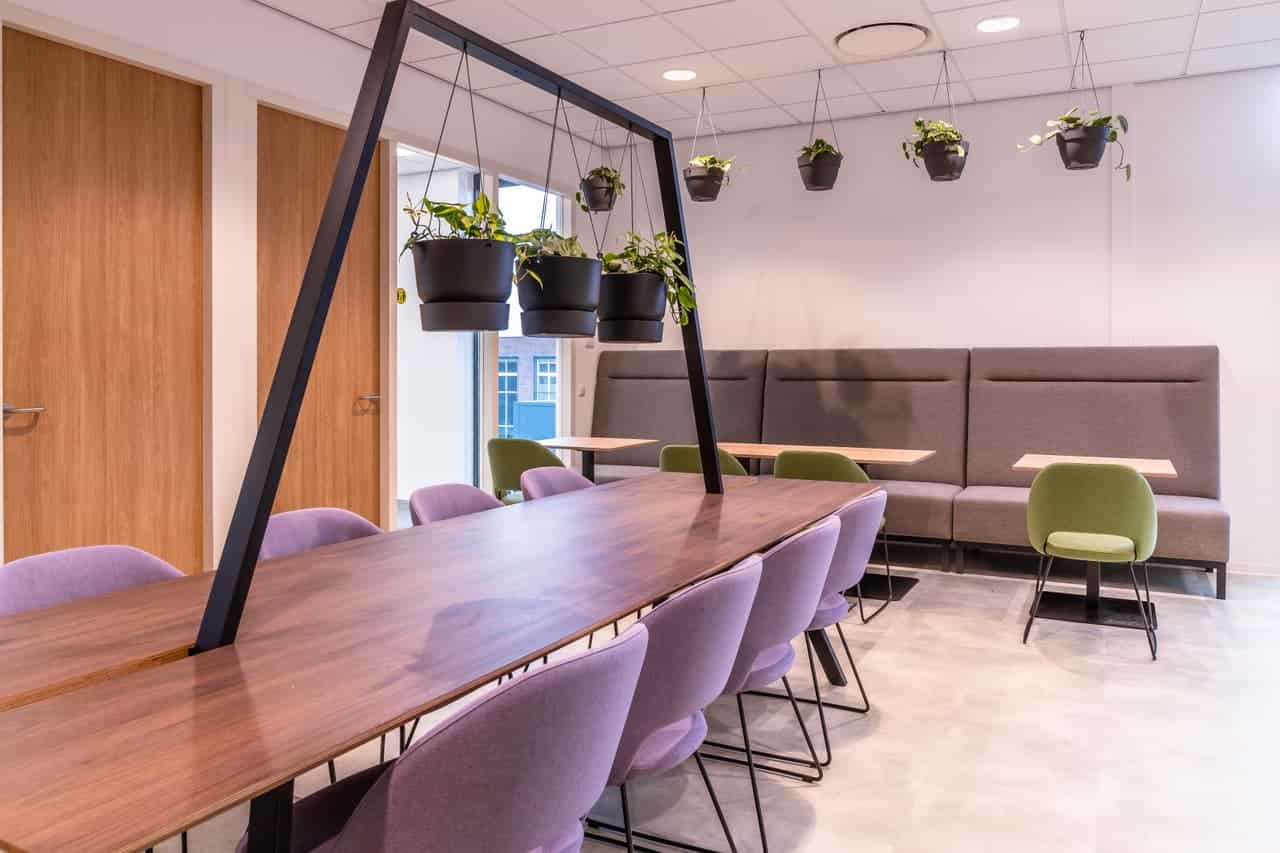 Wandbanken in een kantine met hoge rug.