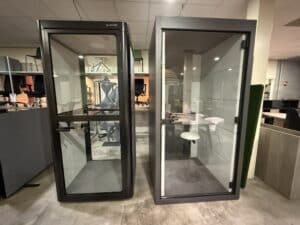 Twee zwarte belcellen in een showroom.