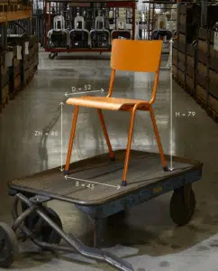 Houten kerkstoel in het oranje. 
