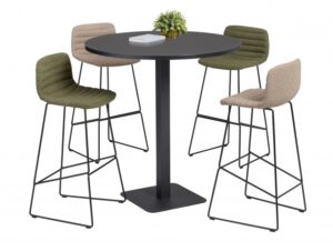 Ronde hoge bartafel met vier krukken eromheen.
