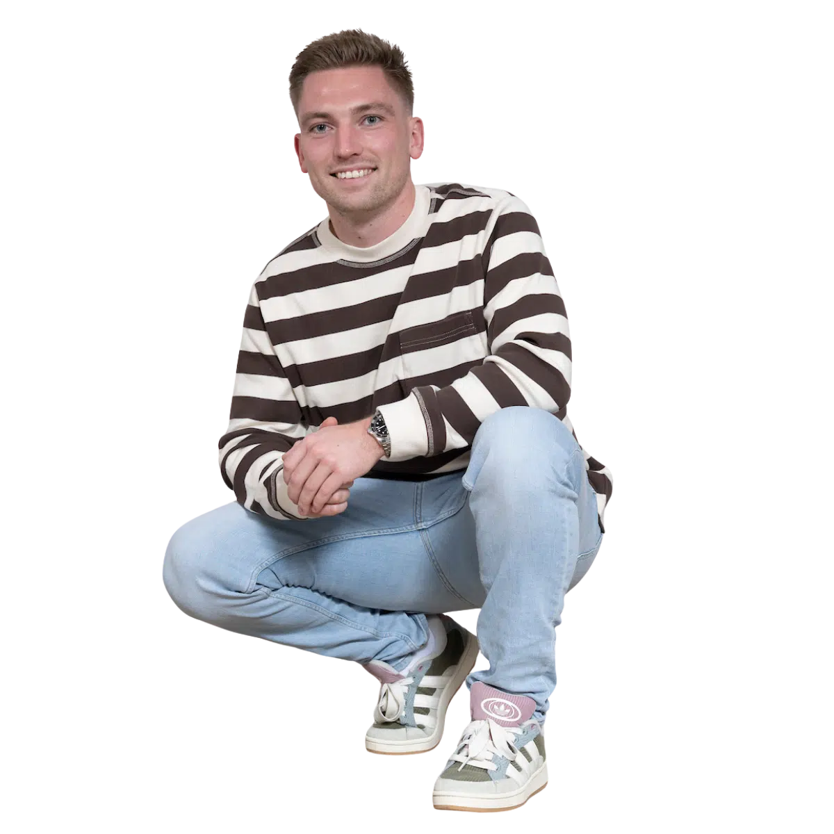 Joan hurkend op de grond.