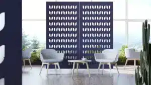Blauwe akoestische roomdividers achter twee stoelen. 