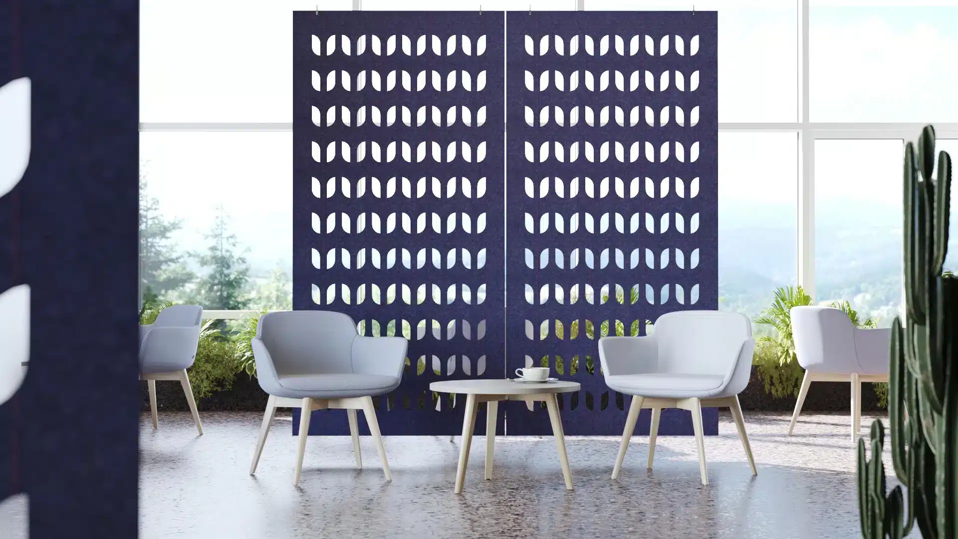 Blauwe akoestische roomdividers achter twee stoelen.