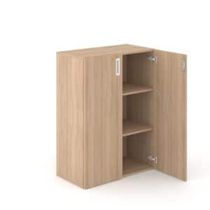 Houten draaideurkast met witte handgrepen.