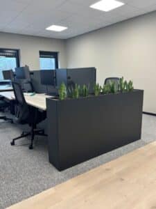 Plantenbak als afscheiding langs werkplekken.