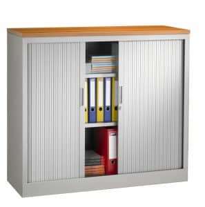 Aluminium roldeurkast met een beuken houten topblad erop.