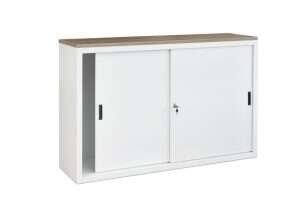 Witte schuifdeurkast met houten bovenkant.