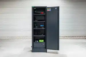 Zwarte accukast Batteryguard HE L-10 met open deur.