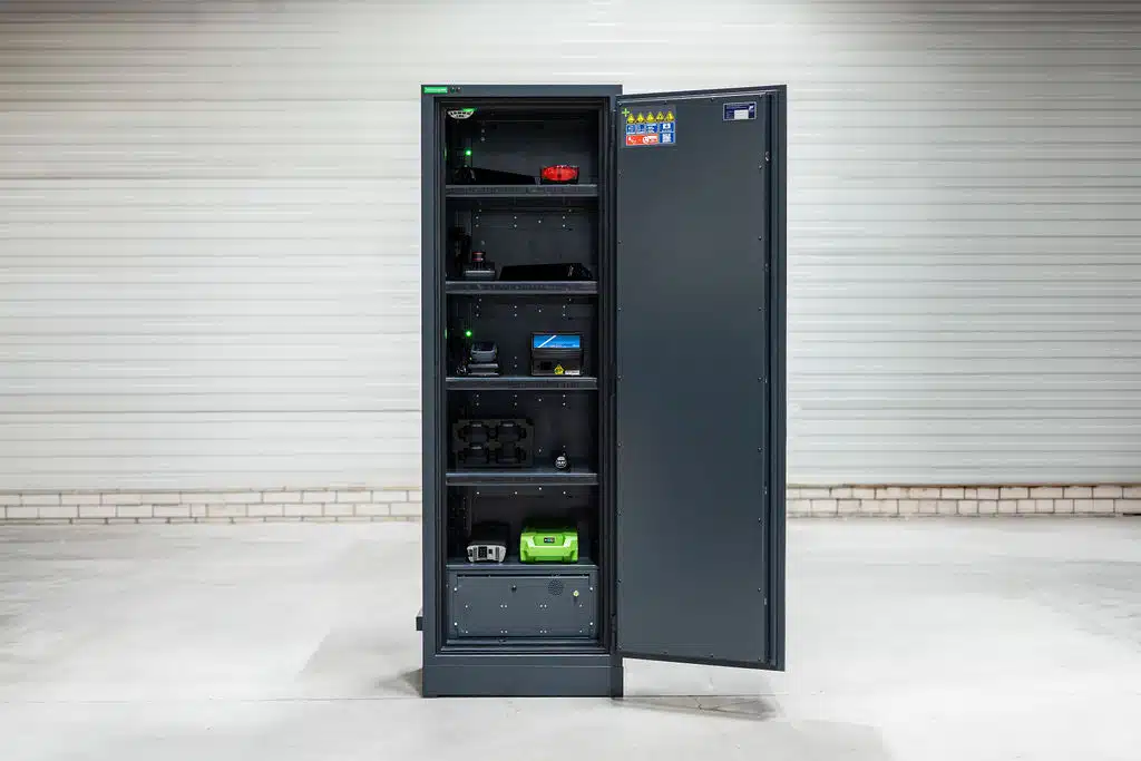 Zwarte accukast Batteryguard HE L-10 met open deur.