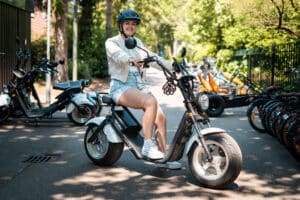 Dame op elektrische zitstep met een fiets accu erin.