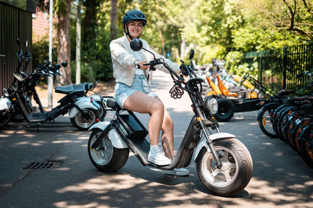 Dame op elektrische zitstep met een fiets accu erin.