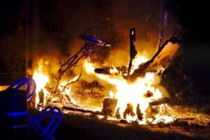 Scootmobiel staat in de brand.