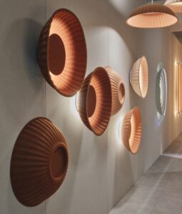 Wand met akoestische wandlamp Ø65cm Sea Urchin Feltouch in het oranje.