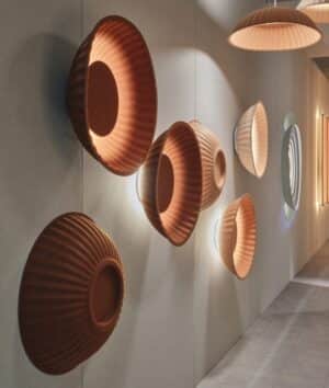 Wand met akoestische wandlamp Ø65cm Sea Urchin Feltouch in het oranje.