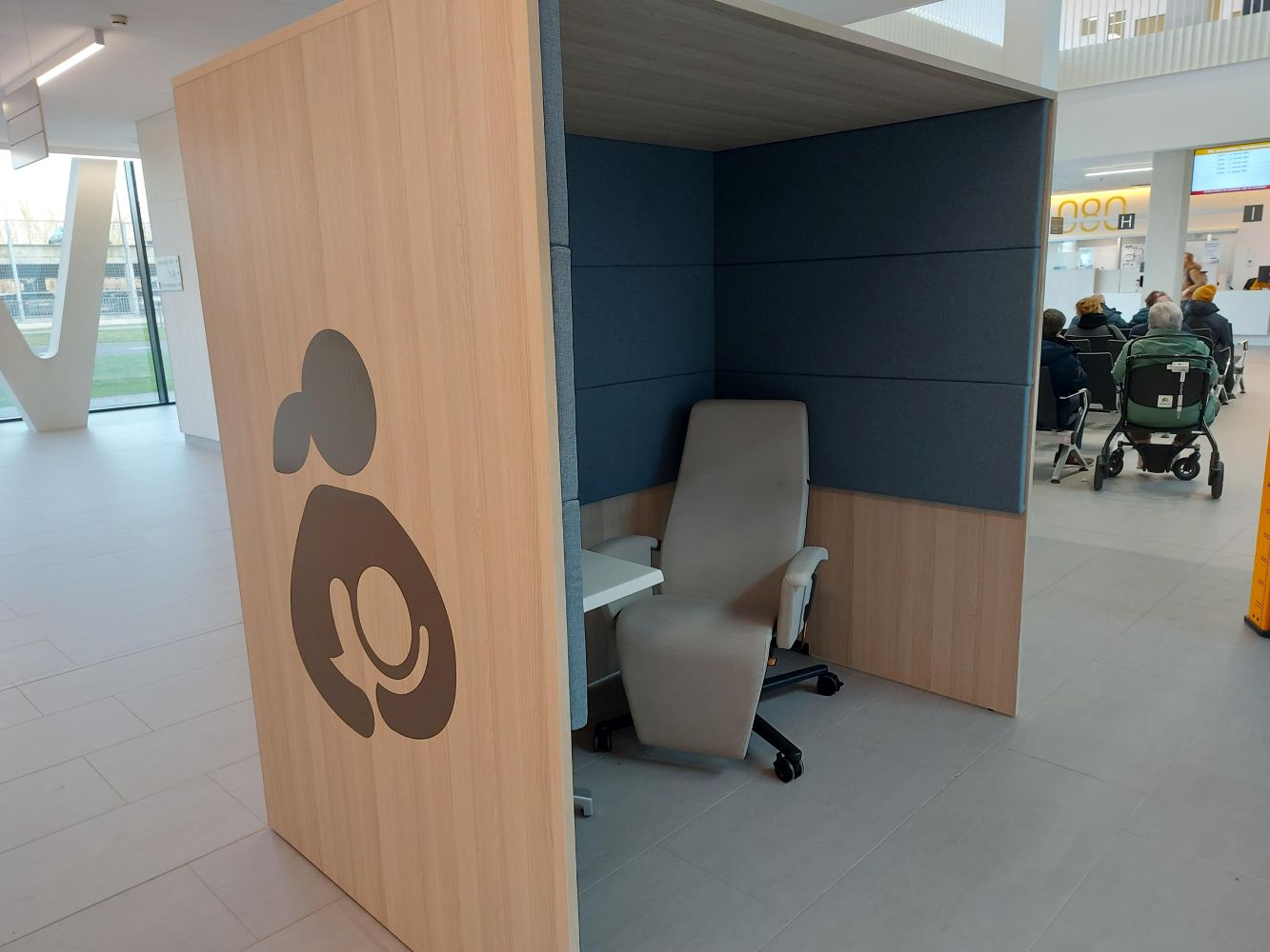 Half open cabine met stoel waar discreet borstvoeding kan worden gegeven.