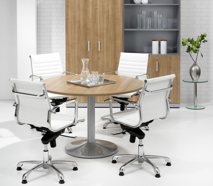 Kleine ronde vergadertafel in een vergaderruimte.