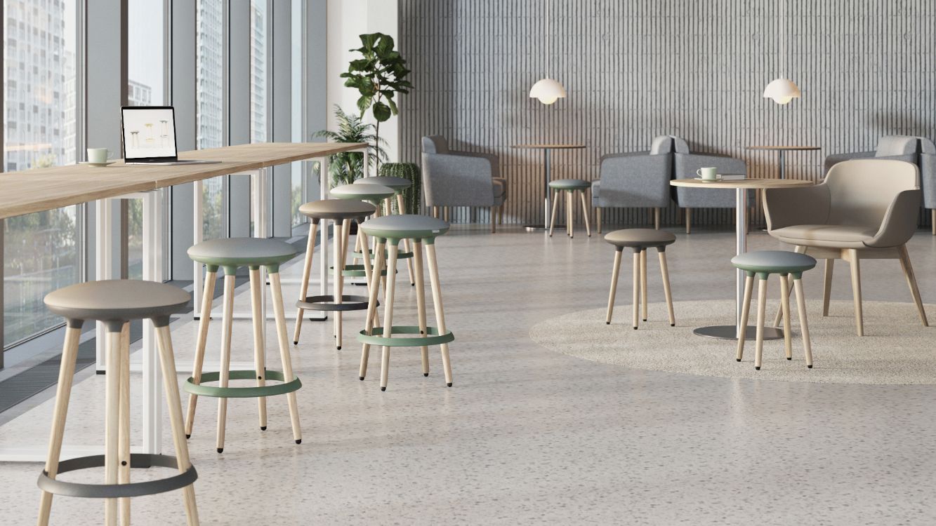 hoge krukken aan smalle hoge tafel voor het raam