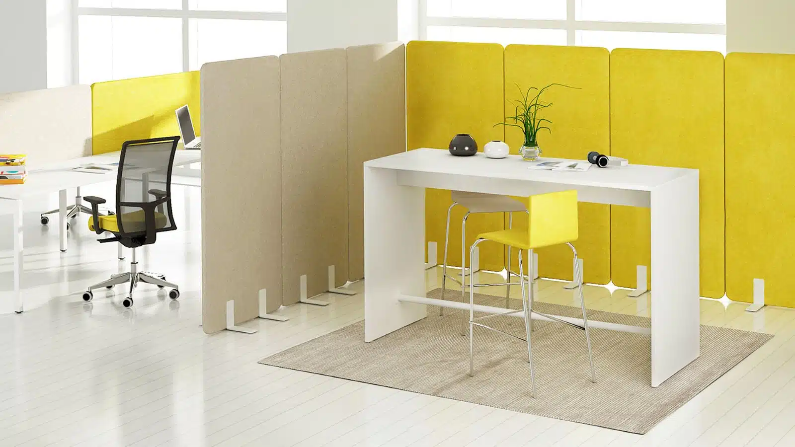 Hoge witte vergadertafel met hoge stoel met gele zitting.