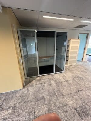 Gebruikte akoestische overlegcabine Ahrend met glazen voorkant.