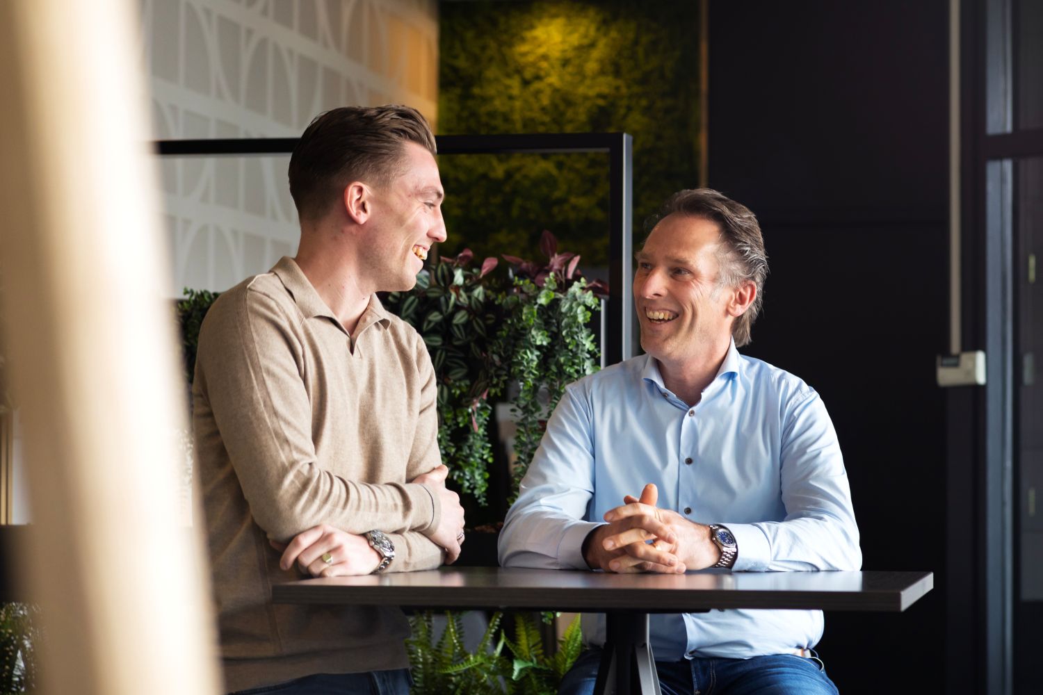twee man aan hoge tafel in gesprek