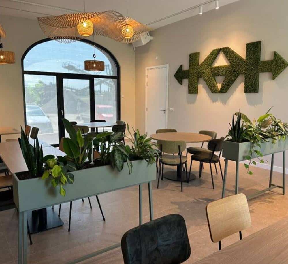metalen plantenbakken als roomdivider in ontvangstruimte