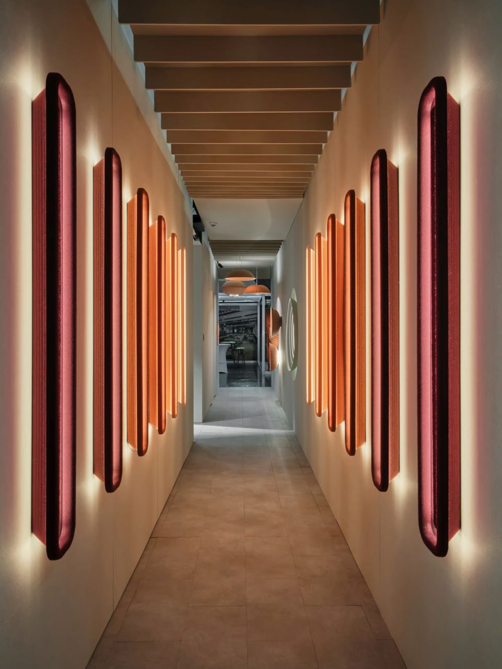 Meerdere langewerpige akoestische wandverlichting van vilt in kleuren rood en oranje