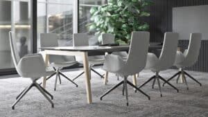 Licht grijze vergaderstoelen met gesloten armleuning, stof. Met metalen spinnenpoot.