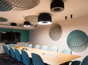 blauwe en grijze akoestische panelen rond opengeknipt design