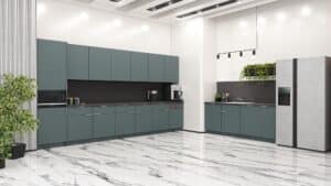 grote pantry aan twee zijden van de ruimte in teal blauw