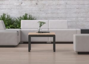 Vierkante koffietafel bij een modulaire bank.