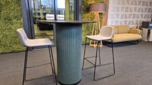 Hangtafel met hoge stoelen