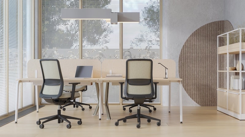 Ergonomische bureaustoelen bij een werkplekopstelling.