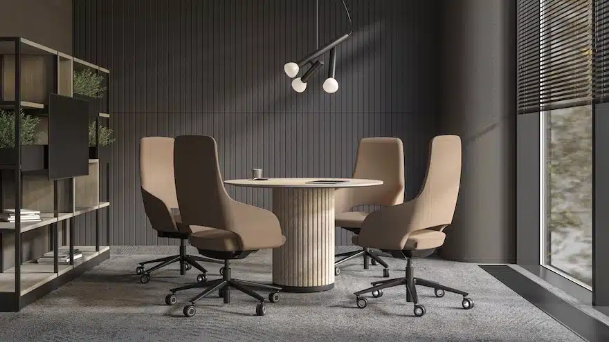 Vergaderstoelen rond een ronde vergadertafel.