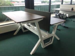 Tweedehands duo bureau met een wit onderstel en bruin blad.
