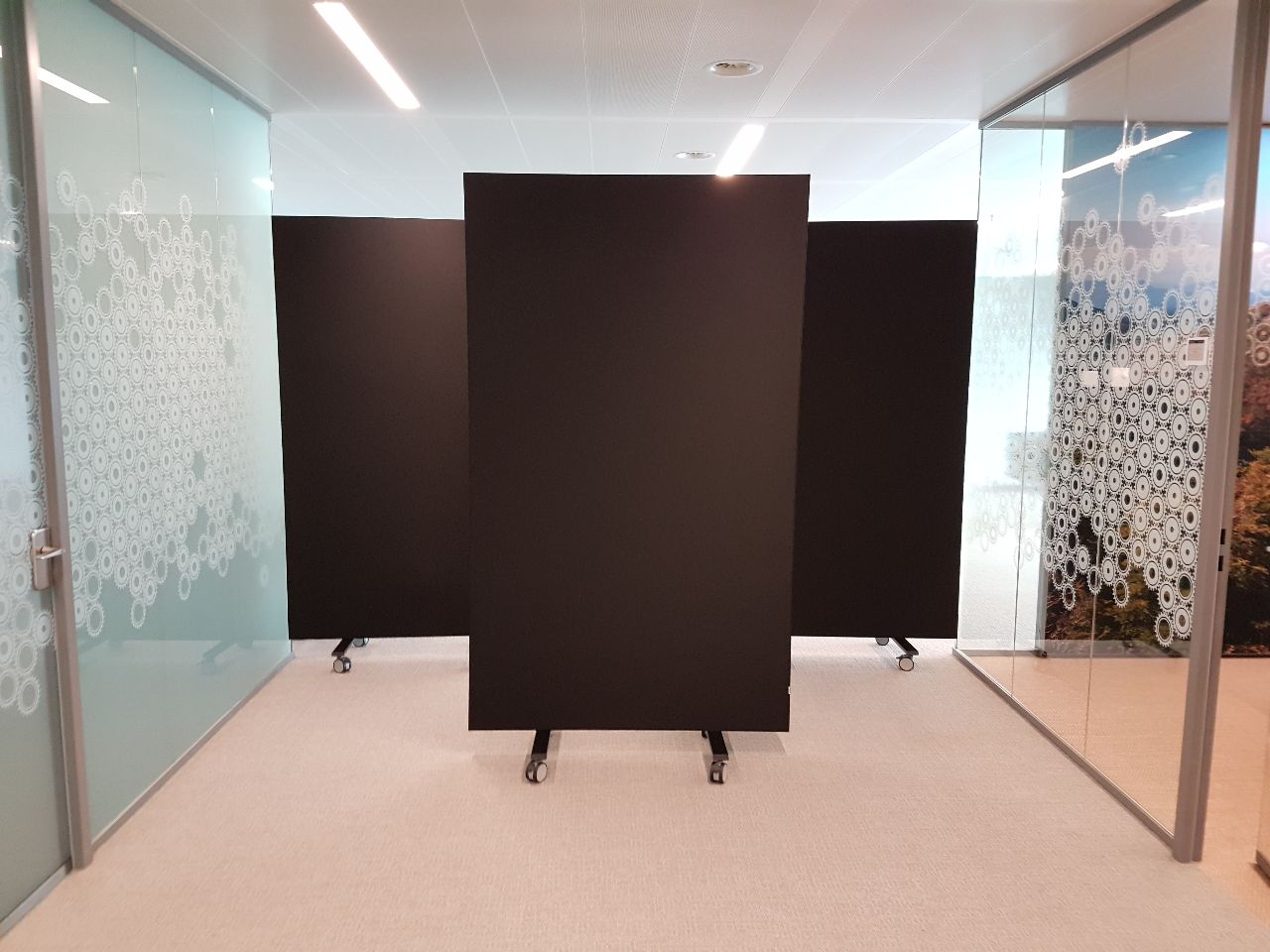 Verrijdbare akoestische roomdivider.