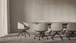 Zandkleurige vergaderstoelen Kopa rond vergadertafel.