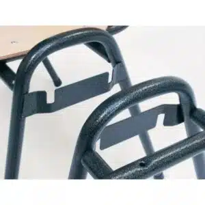 Zwarte stripkoppeling voor kerkstoelen of zaalstoelen.