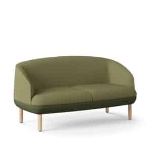 Groene loungebank Kopa met houten poten.